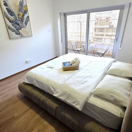 Steps To - Modern With 1gb Wi-fi Apartment *