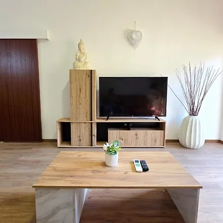 Steps To - Modern With 1gb Wi-fi لارنكا